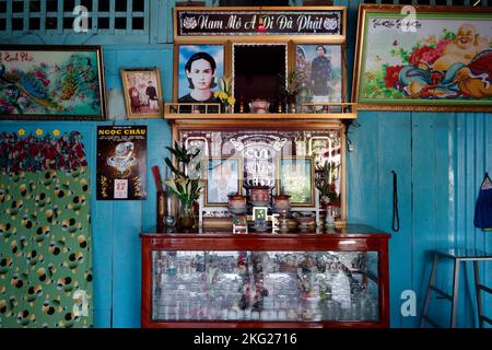 Altare antenato. La venerazione dei morti in casa. Tan Chau. Vietnam. Foto Stock