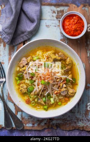 Soto Daging è una zuppa indonesiana limpida che contiene manzo, barbabietola e servita con sambal Foto Stock