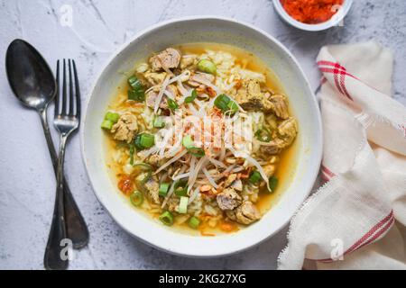 Soto Daging è una zuppa indonesiana limpida che contiene manzo, barbabietola e servita con sambal Foto Stock