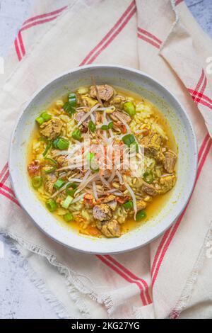 Soto Daging è una zuppa indonesiana limpida che contiene manzo, barbabietola e servita con sambal Foto Stock