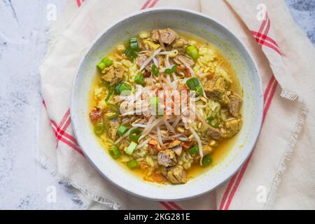 Soto Daging è una zuppa indonesiana limpida che contiene manzo, barbabietola e servita con sambal Foto Stock