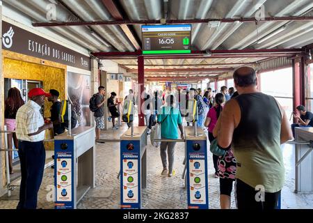 Coda di persone che imbarcano in barca a Cacilhas Foto Stock