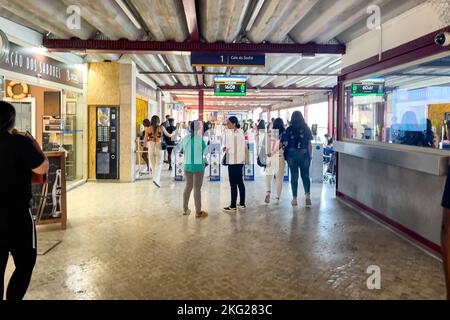 Coda di persone che imbarcano in barca a Cacilhas Foto Stock