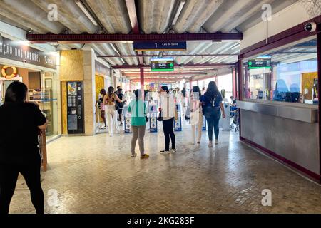 Coda di persone che imbarcano in barca a Cacilhas Foto Stock