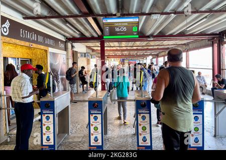 Coda di persone che imbarcano in barca a Cacilhas Foto Stock