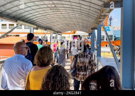 Coda di persone che imbarcano in barca a Cacilhas Foto Stock