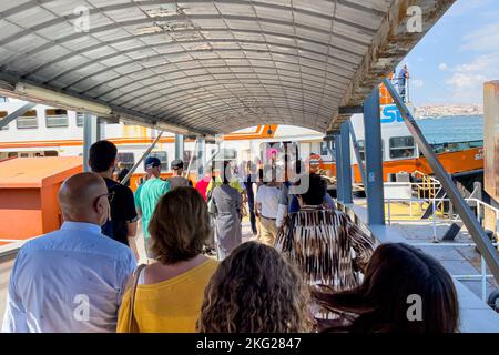 Coda di persone che imbarcano in barca a Cacilhas Foto Stock