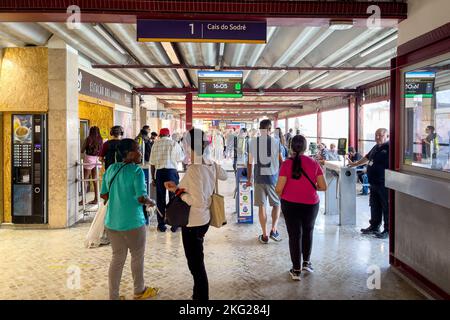 Coda di persone che imbarcano in barca a Cacilhas Foto Stock