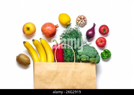 Borsa ecologica carta negozio con verdure crude biologiche verdi isolato su sfondo bianco piatto Lay, vista dall'alto Zero rifiuti, plastica senza concetto sano Foto Stock