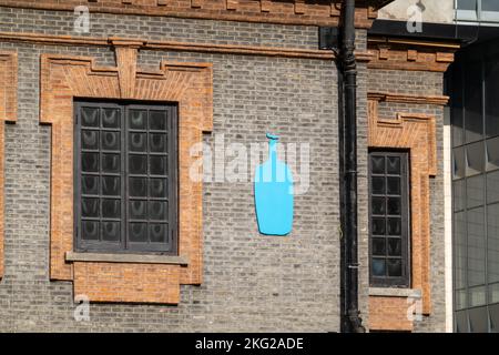 SHANGHAI, CINA - 21 NOVEMBRE 2022 - la nave ammiraglia Blue Bottle Coffee Store del fiume Suzhou a Shanghai, Cina, 21 novembre 2022. Foto Stock