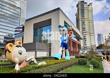 SHANGHAI, CINA - 21 NOVEMBRE 2022 - Una scultura di cartone è vista dal fiume Suzhou a Shanghai, Cina, 21 novembre 2022. Foto Stock