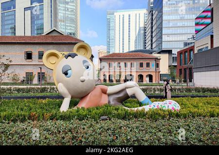 SHANGHAI, CINA - 21 NOVEMBRE 2022 - Una scultura di cartone è vista dal fiume Suzhou a Shanghai, Cina, 21 novembre 2022. Foto Stock