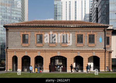 SHANGHAI, CINA - 21 NOVEMBRE 2022 - la nave ammiraglia Blue Bottle Coffee Store del fiume Suzhou a Shanghai, Cina, 21 novembre 2022. Foto Stock