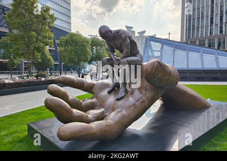 SHANGHAI, CINA - 21 NOVEMBRE 2022 - Una scultura della mano di Dio dell'artista Lorenzo Quinn si vede a Shanghai, Cina, 21 novembre 2022. Foto Stock