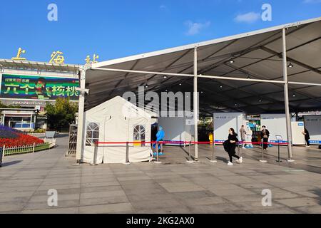 SHANGHAI, CINA - 21 NOVEMBRE 2022 - Una stazione di test degli acidi nucleici si trova nella Piazza Sud della stazione ferroviaria di Shanghai, Cina, 2 novembre Foto Stock