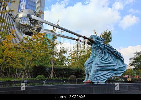 SHANGHAI, CINA - 21 NOVEMBRE 2022 - Una scultura della mano di Dio dell'artista Lorenzo Quinn si vede a Shanghai, Cina, 21 novembre 2022. Foto Stock