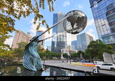 SHANGHAI, CINA - 21 NOVEMBRE 2022 - Una scultura della mano di Dio dell'artista Lorenzo Quinn si vede a Shanghai, Cina, 21 novembre 2022. Foto Stock