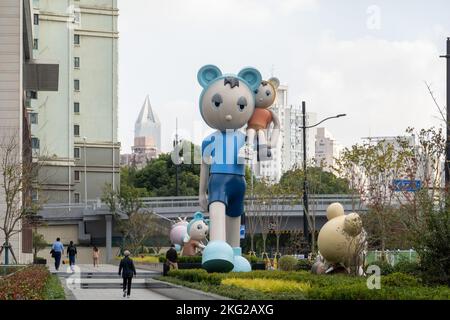 SHANGHAI, CINA - 21 NOVEMBRE 2022 - Una scultura di cartone è vista dal fiume Suzhou a Shanghai, Cina, 21 novembre 2022. Foto Stock