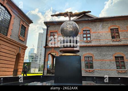 SHANGHAI, CINA - 21 NOVEMBRE 2022 - Una scultura di quattro amori dell'artista Lorenzo Quinn è raffigurata a Shanghai, Cina, 21 novembre 2022. Foto Stock