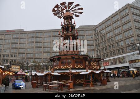 Berlino, Germania. 21st Nov 2022. Una tradizionale piramide natalizia al mercato dell'Avvento, nell'Alexanderplatz di Berlino, il 21 novembre 2022. Credit: Ales Zapotocky/CTK Photo/Alamy Live News Foto Stock