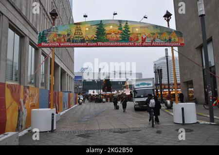 Berlino, Germania. 21st Nov 2022. Mercatino di Natale sulla Alexanderplatz di Berlino, 21 novembre 2022. Credit: Ales Zapotocky/CTK Photo/Alamy Live News Foto Stock