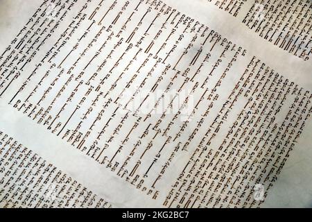 Dettaglio in primo piano del tradizionale libro a scorrimento Torah nella Sinagoga. Foto Stock