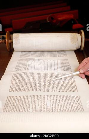 Rabbin tenendo uno yad, leggendo un antico rotolo di Torah. Yom Kippur. Foto Stock