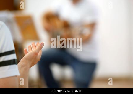 Parrocchia cattolica. Un gruppo di giovani che pregano. Svizzera. Foto Stock