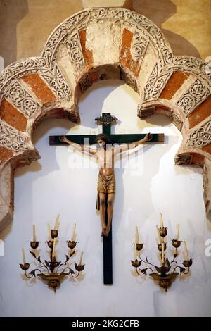 Moschea Cattedrale di Cordoba. Motivo della crocifiction cristiana sotto gli elementi architettonici moreschi. Spagna. Foto Stock