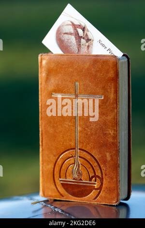 Vecchia copertina in pelle marrone con croce biblica. Foto Stock