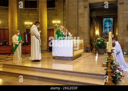 Messa domenicale nella chiesa cattolica di Saint Philippe du Roule, Parigi. Foto Stock