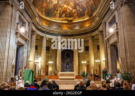 Messa domenicale nella chiesa cattolica di Saint Philippe du Roule, Parigi. Foto Stock