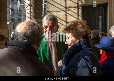 I sacerdoti cattolici incontrano i parrocchiani dopo la messa a Parigi, Francia Foto Stock