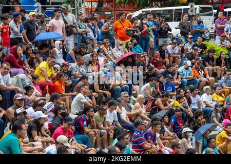 I tifosi guardano il primo gioco della cerimonia di apertura della Coppa del mondo FIFA 2022 a Caracas, Venezuela. Schermi giganti sono stati installati in diverse piazze di Foto Stock