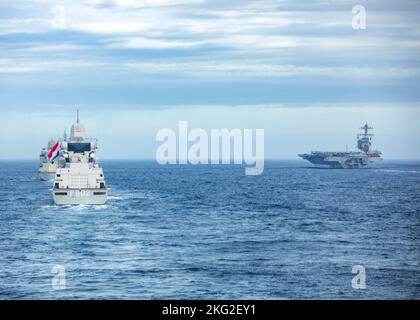 La prima portaerei della classe USS Gerald R. Ford (CVN 78), a destra, batte in formazione con il missile guidato della Royal Netherlands Navy che trasporta la fregata veloce HNLMS De Zeven Provincien (F802) e altre navi da guerra di coalizione durante un transito di formazione, 25 ottobre 2022. Ford sta per essere schierata per la prima volta conducendo attività di formazione e operazioni insieme agli alleati e ai partner della NATO per migliorare l'integrazione per le operazioni future e dimostrare l'impegno della Marina statunitense verso una regione atlantica pacifica, stabile e priva di conflitti. Foto Stock