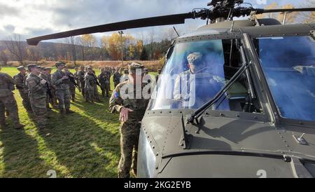 Il col. Matthew Braman, vice comandante della 10th Mountain Division (li) per il supporto, parla delle capacità di un elicottero Black Hawk con un cadetto dalla Norwich University durante una visita del 25 ottobre al campus del Vermont. Braman, laureato in Classe 1995, è tornato alla sua alma mater per promuovere la Divisione montagna 10th come possibile scelta di carriera per i futuri ufficiali dell'esercito. Insieme alla squadra di comando della Brigata di combattimento 10th, ai piloti, ai capi dell'equipaggio e al personale di supporto, il contingente in visita ha fornito domande dai cadetti e ha mostrato l'aviazione militare. (Foto di Mike Strasser, Fort Drum Garrison Public AF Foto Stock