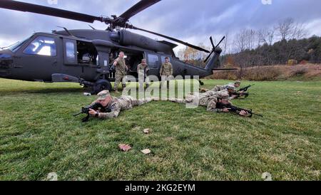 Chief Warrant 5 James Vanmeter, Norwich University Class of 1997, mostra a un gruppo di cadetti come combattere in modo efficace mentre esce da un Black Hawk. Il Colonnello Matthew Braman, 10th Mountain Division (li) e il vice comandante di Fort Drum per il supporto, e i membri della Brigata dell'Aviazione di combattimento 10th, hanno visitato la Norwich University il 25 ottobre per parlare con i cadetti delle opportunità di carriera e rispondere a tutte le domande che hanno avuto sulla leadership, la formazione, le distribuzioni e altri argomenti. (Foto di Mike Strasser, Fort Drum Garrison Public Affairs) Foto Stock