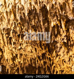 Stalaciti in grotta vulcanica Foto Stock