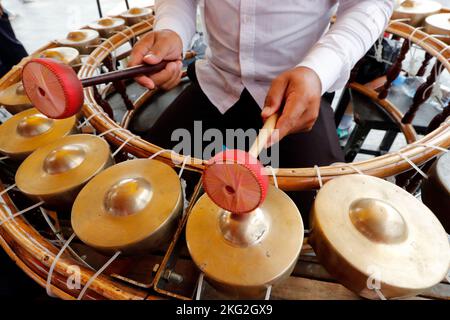 Musica Khmer tradizionale. Strumenti gamelan in una pagoda cambogiana. Phnom Penh. Cambogia. Foto Stock