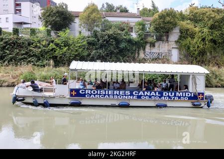 Tour,barca turistica,barca tour,barca,barche,vela,vela,piacere,artigianato,su,Canal du Midi,popolare,tempo libero,attività,Canal du Midi,AT,in,Carcassonne,Aude,Occitanie,sud della Francia,Francia,francese,Europa,europea,agosto,estate, Foto Stock