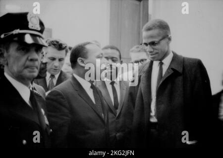 USA - 26 marzo 1964 - gli attivisti per i diritti civili Martin Luther King e Malcolm X in attesa dell'inizio di una conferenza stampa - Foto: Geopix/Marion Trikosko Foto Stock