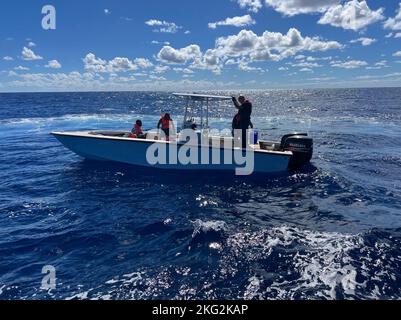 Un viaggio interdetto per migranti, a circa 36 miglia ad est di Giove, Florida, 25 ottobre 2022. La popolazione è stata trasferita alle autorità delle Bahamas il 29 ottobre 2022. (STATI UNITI Guardia costiera foto) Foto Stock