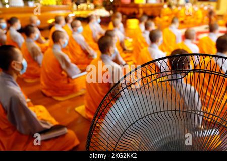 Tempio buddista di BA Vang. Monache ai rituali religiosi. Cerimonia buddista Uong Bi. Vietnam. Foto Stock