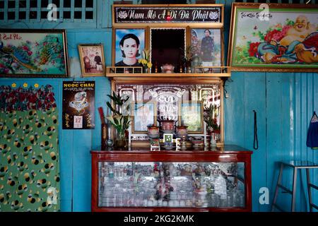 Altare antenato. La venerazione dei morti in casa. Tan Chau. Vietnam. Foto Stock