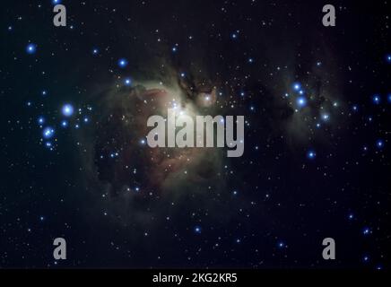 Una vista ipnotica delle Pleiadi nel cielo scuro di notte Foto Stock