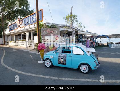 Fiat 500cc Vintage pubblicizza una gelateria nel porto di Latchi, Cipro Foto Stock