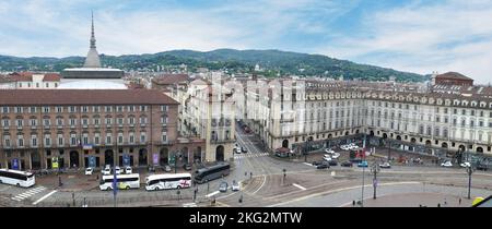 Torino, Italia - 05-06-2022: Vista aerea extra grandangolare di Piazza Castello a Torino con bellissimo palazzo storico Foto Stock