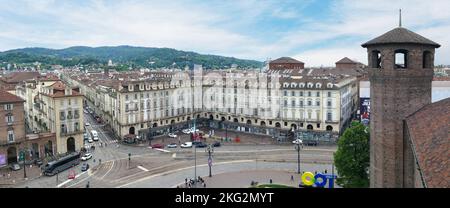 Torino, Italia - 05-06-2022: Vista aerea extra grandangolare di Piazza Castello a Torino con bellissimo palazzo storico Foto Stock