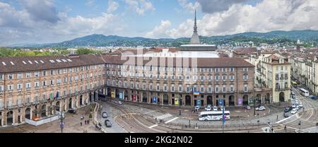 Torino, Italia - 05-06-2022: Vista aerea extra grandangolare di Piazza Castello a Torino con bellissimo palazzo storico Foto Stock