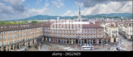 Torino, Italia - 05-06-2022: Vista aerea extra grandangolare di Piazza Castello a Torino con bellissimo palazzo storico Foto Stock